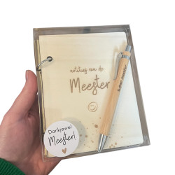 Notitieboekje en pen meester