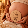 Tekstbord aankondiging zwangerschap baby coming soon