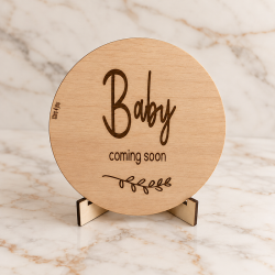 Tekstbord aankondiging zwangerschap Baby coming soon