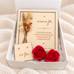 Geschenkbox Valentijn met oorbellen, bloemenkader en houten label