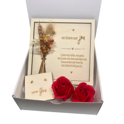 Geschenkbox Valentijn met oorbellen, bloemenkader en houten label