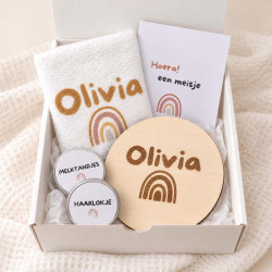 Geschenkbox kraamcadeau regenboog met bewaardoosje en handdoek.