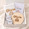 Geschenkbox kraamcadeau regenboog met bewaardoosje en handdoek.