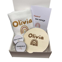 Geschenkbox kraamcadeau regenboog met bewaardoosje en handdoek.