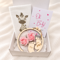 Geschenkbox kraamcadeau regenboog met bewaardoosje en handdoek.