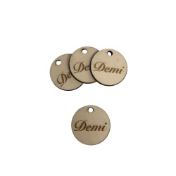 Naamlabel rond hout